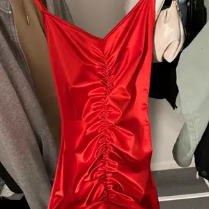 Jättefin och jättesköna röd klänning som jag köpte denna sommaren. Den har inte kommit till användning, därför säljer jag denna. Klänningen formar kroppen jättefint då den har detaljer som framhäver kroppen. Skriv privat för frågor❤️