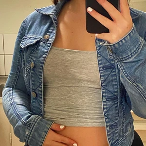 fin jeansjacka - jättesnygg blå jeansjacka som man kan ha till nästan vad som helst. använd 2-3 gånger bara. säljer då den är för liten!