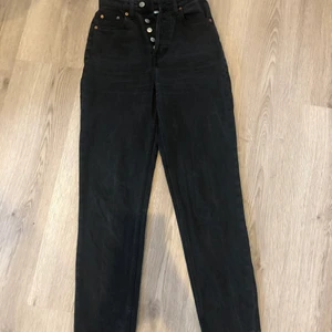 Jeans - Ett par momjeans från HM. Säljer pågrundav att dem är försmå för mig och är använda många gånger. (Köparen står för frakten, spårbart 66kr)