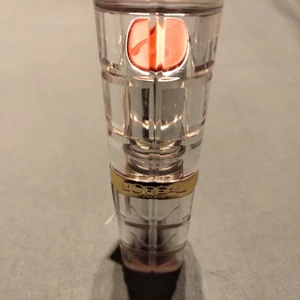 L'Oréal Paris Color rich shine läppstift - Helt nytt oanvänt läppstift säljes då jag har dubletter. Jag har redan tillräckligt med läppstift så jag säljer detta till någon som gillar den här nyansen och påminner om röda tulpaner i färgen. Frakt tillkommer och läppstiftet skickas i vadderat kuvert. 