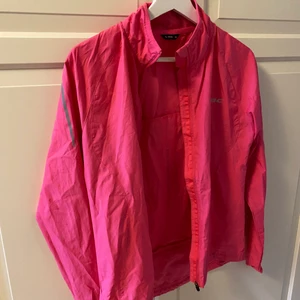 Tränings jacka  - Vind och vattentät jacka från soc, aldrig använd 
