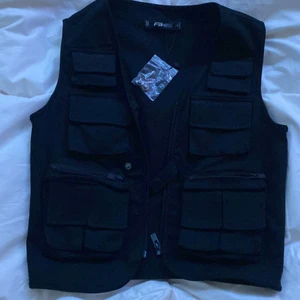 Fin svart väst  - Jätte fin svart väst,aldrig använd pågrund av att den inte är i min stil, 