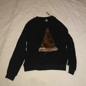 h&m tröja pizza paljetter  - tröja från h&m divided is storlek S