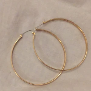 Super snygga örhängen🤘💞 - Super snygga örhängen, aldrig andvänt dessa tyckte det var lite för stora för mina öron💖. Köpte de på hm i ett kit man fick dessa på bilden alltså de stora, mittemellan och minst men du får bara de stora, då kostade de 152kr men jag säljer dessa bara för 50kr frakt är gratis eftersom det bara är ett par av tre som skulle varit med i kitet.🤘 köparen betalar för frakt tyvärr, frågor kan ni skicka privat eller om ni vill ha mer bilder. Om några mera vill ha det så blir det bud givning.💗🤘😁