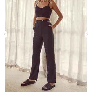 Chiquelle Linen pants  - Säljer dessa otroligt snygga linnebyxor från Chiquelle. Helt nya med prislapp kvar, endast provade. Storlek 36. Köpta för 499kr. Köparen står för frakten!