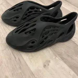 Adidas Yeezy Foam RNNR shoes. Skorna är i nyskick, använda ett få tal gånger och är i storlek 42,5. A kopia