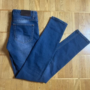 Jeans från Gina Tricot - Fina Gina Tricot-jeans köpta på sellpy. Storlek 27. Kan skickas!💞
