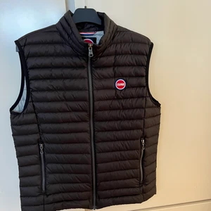 Colmar väst - Svart Colmar väst i nyskick! Köpt på johnells och inte använd mycket. Storlek 50/ ungefär M! Skicka pm för mer info och bilder!