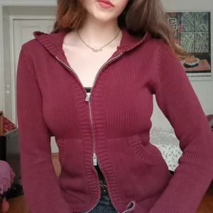 Stickad luvtröja  - Mysig lång luvtröja med dragkedja, stickad bomull.