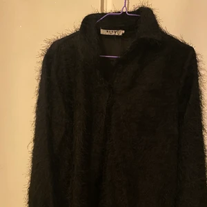 Skjorta - Endast testad. Lurvig skjorta ifrån NAKD, finns en matchande kort kjol också som man kan få köpa till. Skickas med frakt eller möts i gbg