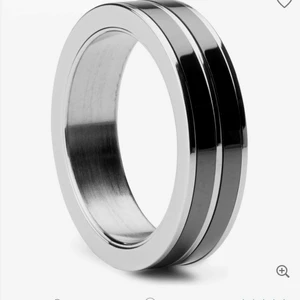 Svart/silvrig ring  - Ring - stål och keramik Storlek: EU/US/UK - 60mm/9¼/S Oanvänd Lucleon-ring från Trendhim