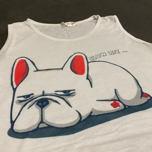 LINNE MED GULLIGT MOTIV  - Vit croptop med söt hund. Ingen direkt storlek med skulle säga passa alla mellan XS-M.