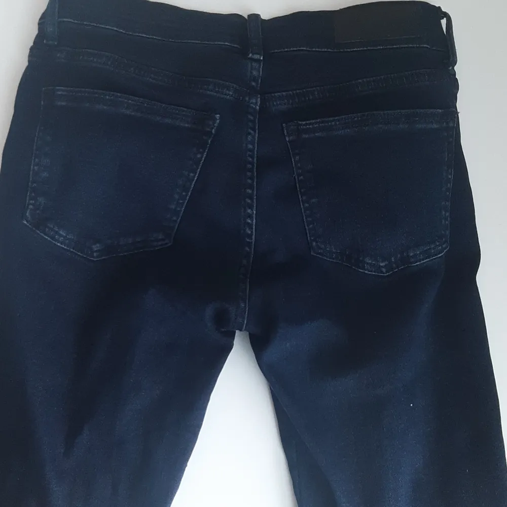 Mörkblå jeans med storleken S. Jeans & Byxor.