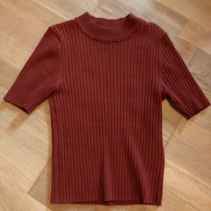 Ginatricot tröja i storlek xs - Mycket bra skick pågrund av att den aldrig blivit använd. Frakt kostar 66kr.