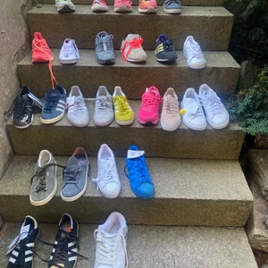 Sneakers - Har ett gäng sneakers nya och beg i storlekar från 35-42. Mest i storlek 36-38. Ca 100 par. Från 100-400kr