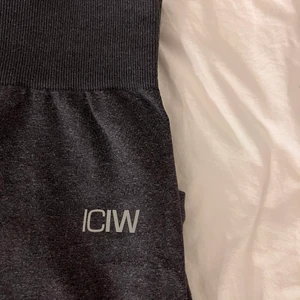 Seamless träningstights från icaniwill  - Seamless träningstights från icaniwill med ficka och hög midja  Storlek S   Nypris: 699  Mitt pris: 400  Använda bara en gång, så de är helt nya