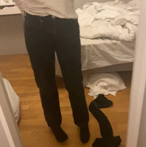 Midrise jeans  - Säljer mina midrise jeans från Zara 💕 använda en gång så de är i fint skick. De är i storlek 36 och passar mig med 34/36💕 skriv privat för bättre/mer bilder. Helt slutsålda på zara 💕