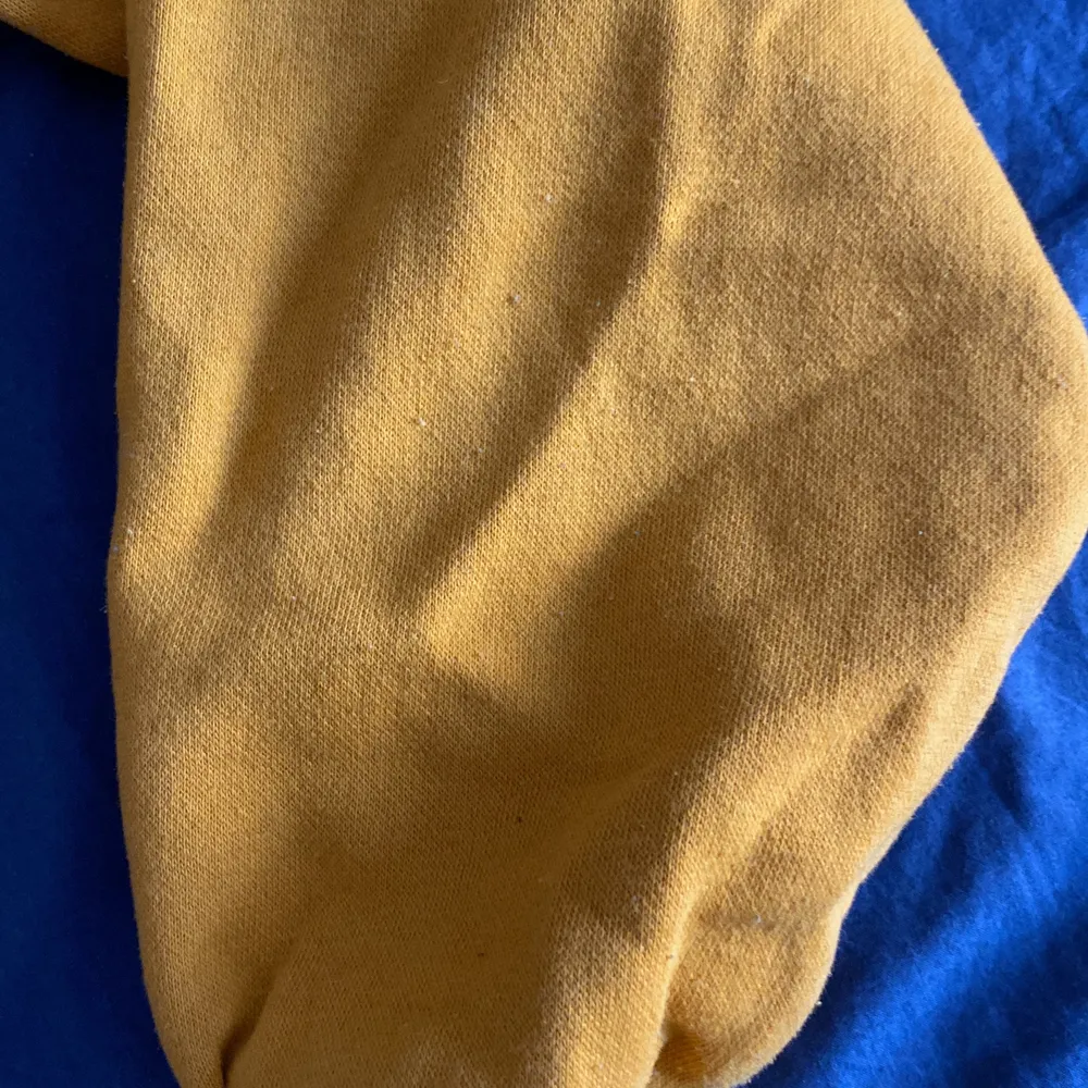Det här är en gul croppad tröja, som jag köpte för ett bra tag sedan i Divided avdelning på HM. Lite använd och lite noppig på armarna som man kan se på 3 bilden, men annars i jätte bra skick. Jag säljer den för 100kr men om flera blir intresserade så blir det bud från 70kr. Om ni undrar något är det bara att kontakta mig, pris kan diskuteras. Köperarn står för frakt. Overall är det en gullig tröja som passar bra till sommar/vår!. Tröjor & Koftor.