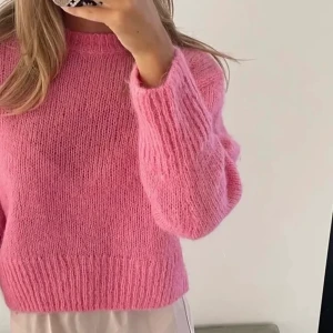 Rosa tröja - En rosa stickad tröja som jag knappt använt. Den är alltså i ett väldigt bra skick. (Första bild lånad, den andra är min) Köp direkt för 300 kr!