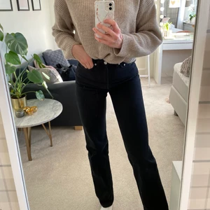 Weekday jeans - Supersnygga jeans i storlek 26/34 från weekday. Dessa är inte används särskilt många gånger, och är i modellen rowe extra high straight. Supersnygg modell! Jag är 176 cm och dom är lagom långa på mig💕