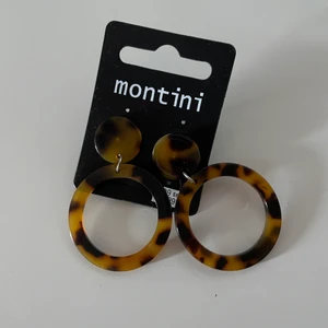 Örhängen  - Helt nya, ej testade. Köpta för 29kr på ur & Penn. Postbevis och gåva ingår alltid. 14kr frakt 