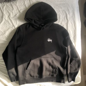 Stüssy huvtröja  - Superskönt och go Stüssy hoodie! Trycket är något sprucket men inget om stör 🥰 700kr + 66kr spårbar frakt