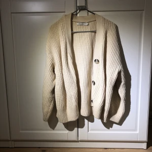 Stickad tröja - Gräddvit stickad tröja i bomull från Carin Wester. 