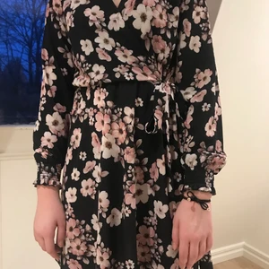 Blommig klänning  - En superfin sommarklänning med blommor på sig som har en fin detalj med vid armarna där det är resorband💗 det finns även en knytning vid sidan av den❤️🌿 