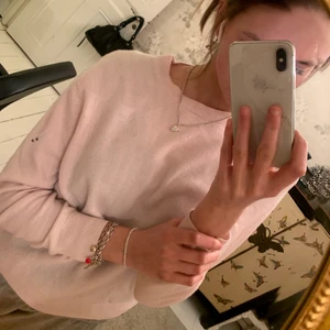 Kashmir tröja - Omg omg omg säljer världens sötaste rosa kashmir tröja från uniqlo den är verkligen heeeelt magiskt💕💕