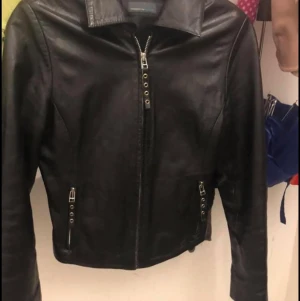 Äkta skinnjacka  - Äkta rock’n blue skinnjackan i storlek 36 .                   Är jätte fin fortfarande och är som ny
