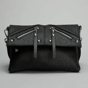 Säljer en svart väska med ”nitar” på från Don Donna. Bra skick men finns tecken av användning. Som ni ser på bilden så saknas väskbandet till, det är borttappad. Men alla möjliga väskband går att sätta på. 