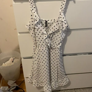 Klänning - Klänning endast använd en gång! Jätte luftig och skön till sommaren eller på semestern. Storlek xs men passar även mindre s. Köparen står för frakt