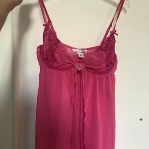 lingerie topp chiffong m hjärta strl S - Lingerie topp storlek S, från 2000-talet. toppen är öppen i mitten men om man vill stänga den skulle jag rekomendera att stänga den med pins. hjärtdetalj med glitter i mitten. MÖTS ENDAST UPP (stockholm) 👾 Jag skulle säga att denna topp är normal för sin storlek. Den passar A och B kupor. Min kompis som provade på denna, hon har 75B, den här passade perfekt på henne
