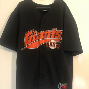 Tröja  - Säljer en äkta baseboll tröja som jag köpt på second hand, jättefin och skön att ha på sig 