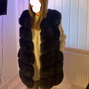 Päls väst - Pälsväst köpt på veraldo i somras. Köptes för 800kr, sparsamt använd. Pris kan diskuteras