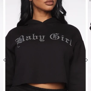 Rhinestone hoodie - Skitsnygg rhinestone hoodie från Fashion Nova 