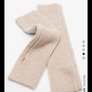 Stickade vantar - Stickade vantar ifrån zara, köpta förra hösten och lite noppriga men tar bort om någon vill köpa, kontakta för flera bilder ❤️