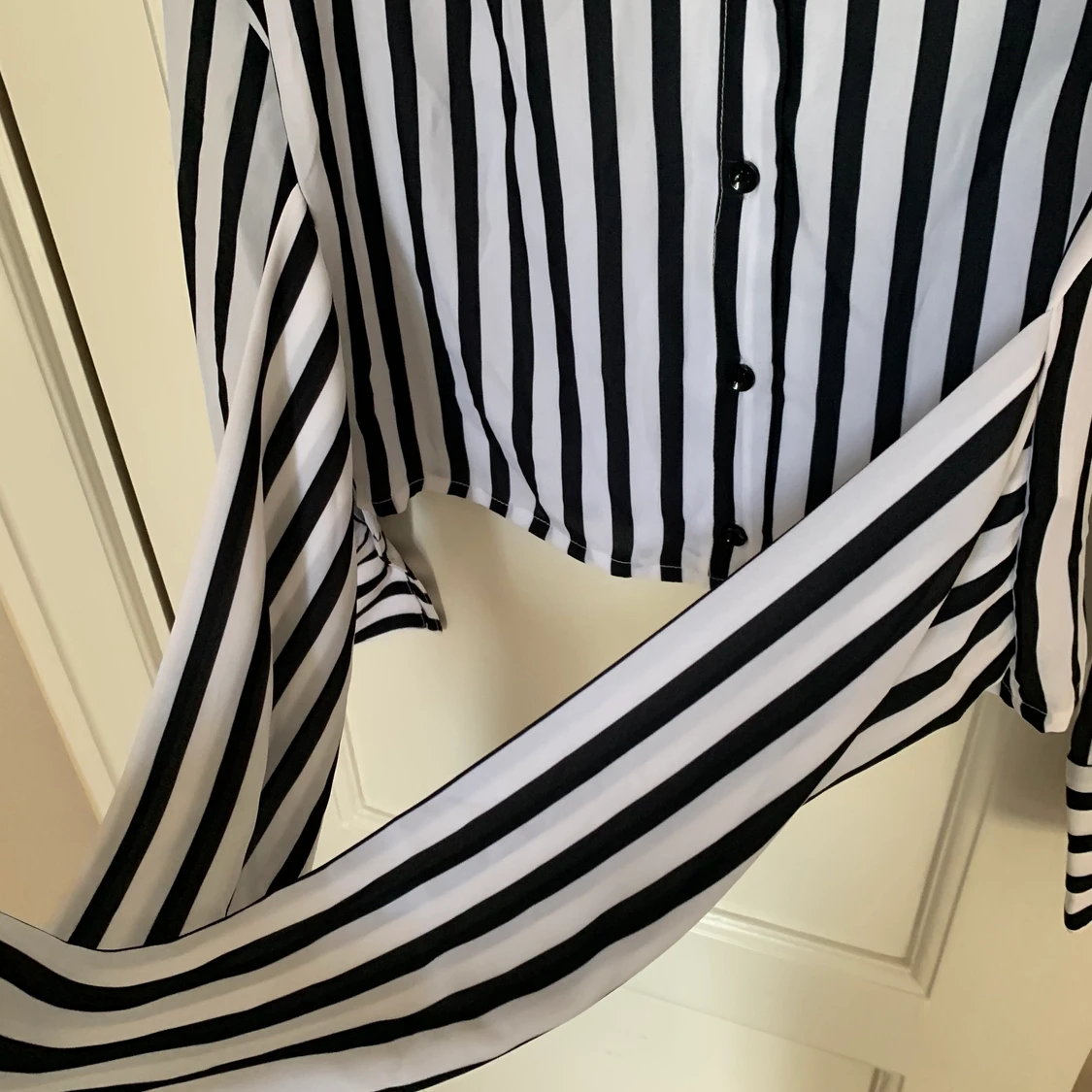 Randig blus med knytdetalj - 91