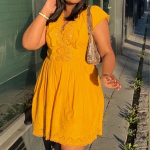 Gul klänning  - Säljer denna gula klänning. Använd fåtal gånger. Inga defekter 