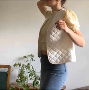 Vintage väst  - Vintage väst köpt här på plick som tyvärr inte kommer till användning. I mycket gott skick och bilderna är lånade från förra säljaren. Kan mötas upp i Göteborg eller frakta mot betalning❤️