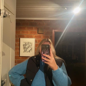 Blå stickad tröja  - från H&M i strl S, men passar även M! Köparen står för frakt och betalar med Swish🥰 kan både mötas och frakta