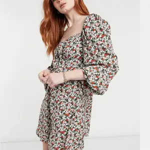 Säljer denna fina blommiga klänning från Urban bliss köpt på asos! Säljer då den är lite för liten för mig, storlek 42 men skulle säga att den sitter som en 40. Oanvänd 💗