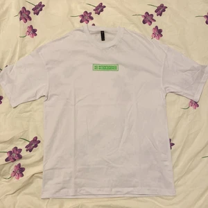 Basic white tee - Väldigt basic t shirt med ett coolt fastklistrat tryck på där det står något coolt på engelska typ. Tycker inte den passar bra på mig så därför säljer jag den😢