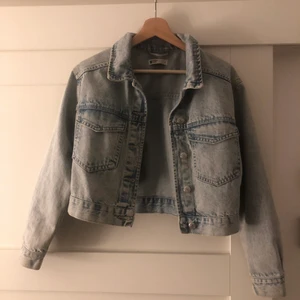 Jeans jacka - Från ginatricot och endast använd 3-4 ggr. Spårbar frakt