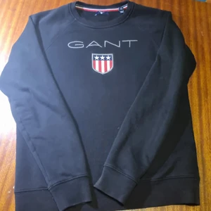 KORT AUKTION 10 KR UTROP GANT - tröja från Gant. Utropspris 10 kr+ frakt. Kort auktion som avslutas Lördag 16/10❣SKYNDA FYNDA samfraktar vid köp av flera varor! Kram 🥰 köp direkt 149 kr.