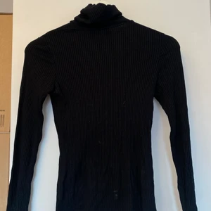 Svart polotröja - Svart polotröja från bikbok, finns en fläck, se bild, går säkert bort om man tvättar den noga.