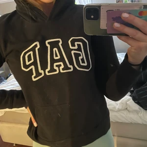 GAP hoodie i str. S - Svart hoodie med bra passform, men liten i storlek! Säljer för att den är för liten på mig. 