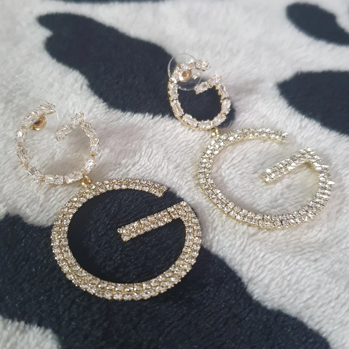 Rhinestone letter Drop örhängen