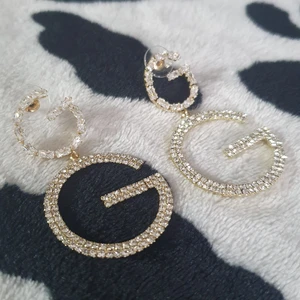 Rhinestone letter Drop örhängen - Rhinestone letter Drop örhängen