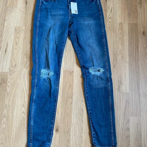 Jeans - Säljer ett par jeans som är hel oanvänd (där av prislappen sitter kvar) i storlek S ifrån Lager 157.